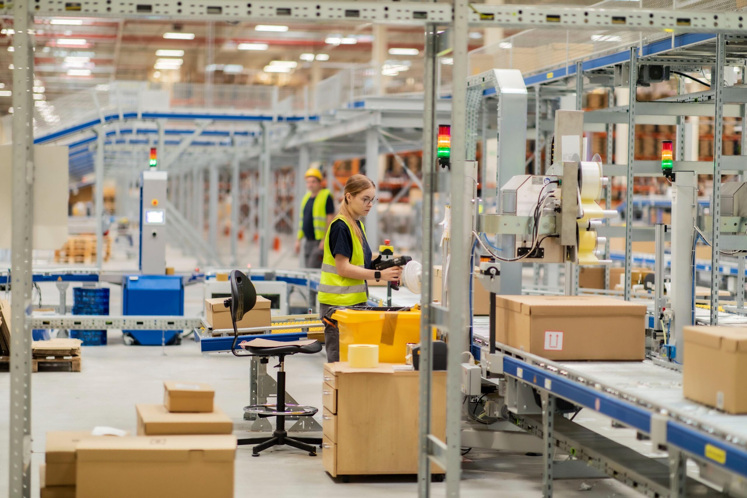 Dlaczego elektrotechnika wymaga specjalnego podejścia w logistyce magazynowej?