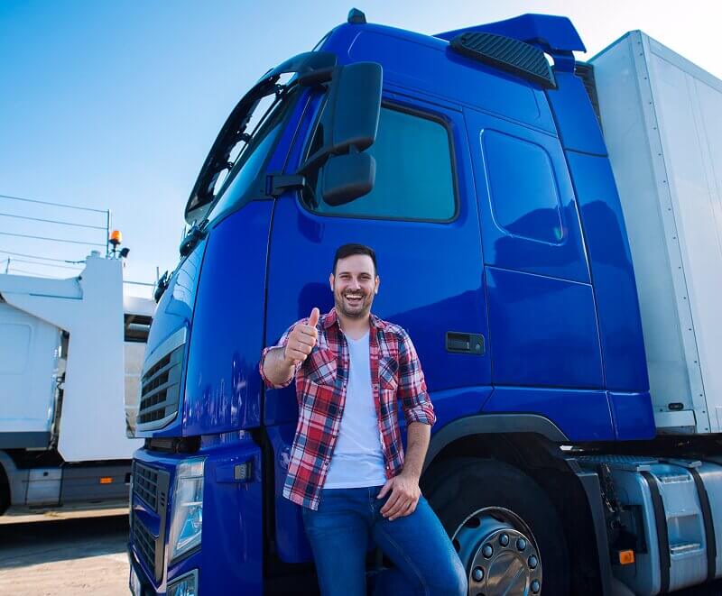 Mężczyzna przy niebieskiej ciężarówce